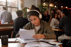 Cómo estudiar con ruido: estrategias para concentrarte en casa y en bibliotecas